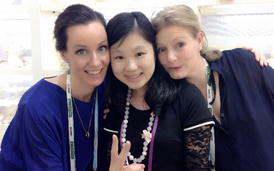 與客戶(hù)合影留念